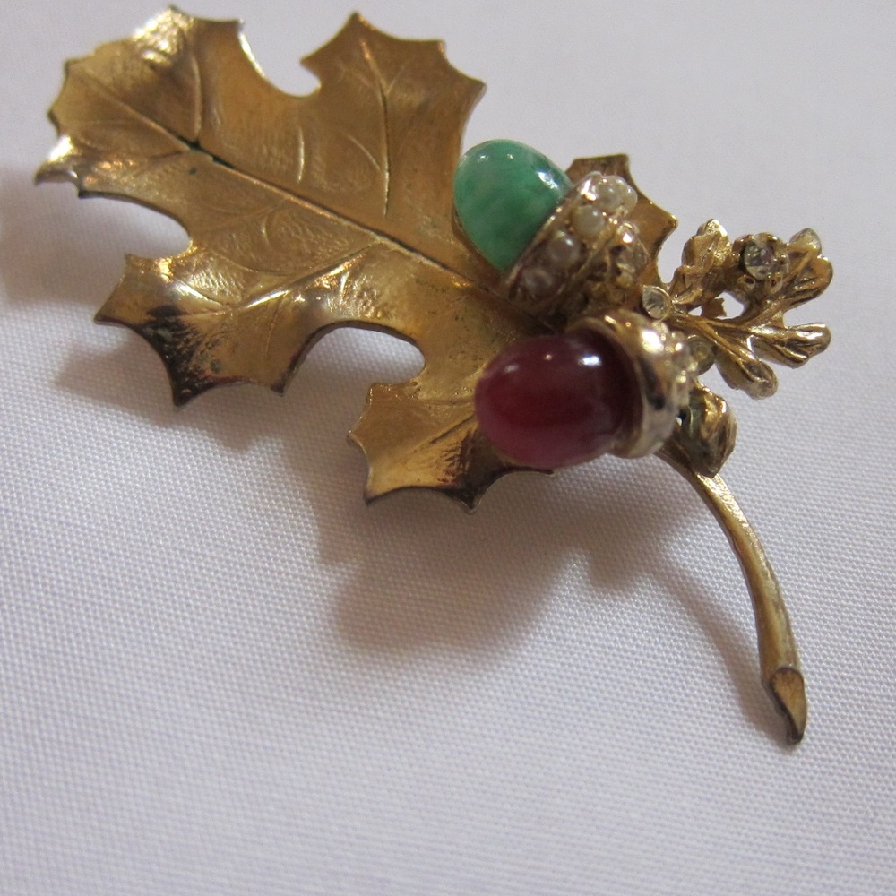 Vintage gold maple leaf brooch w/gemstone accents